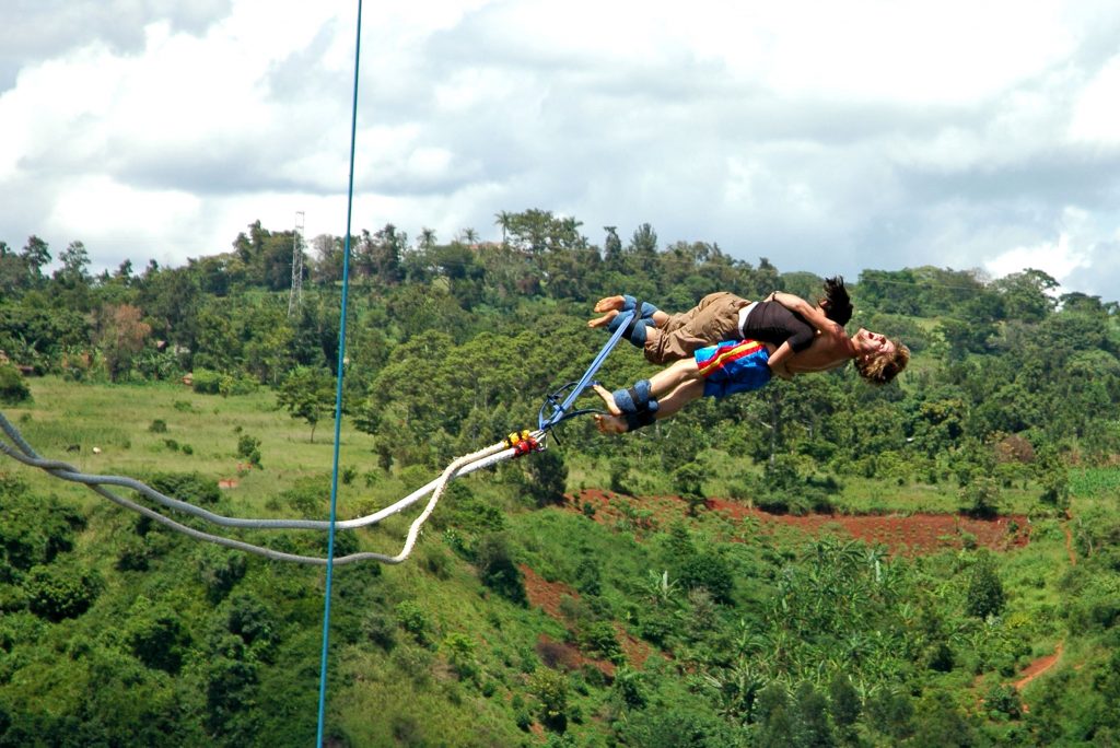 sauter à l'élastique à deux