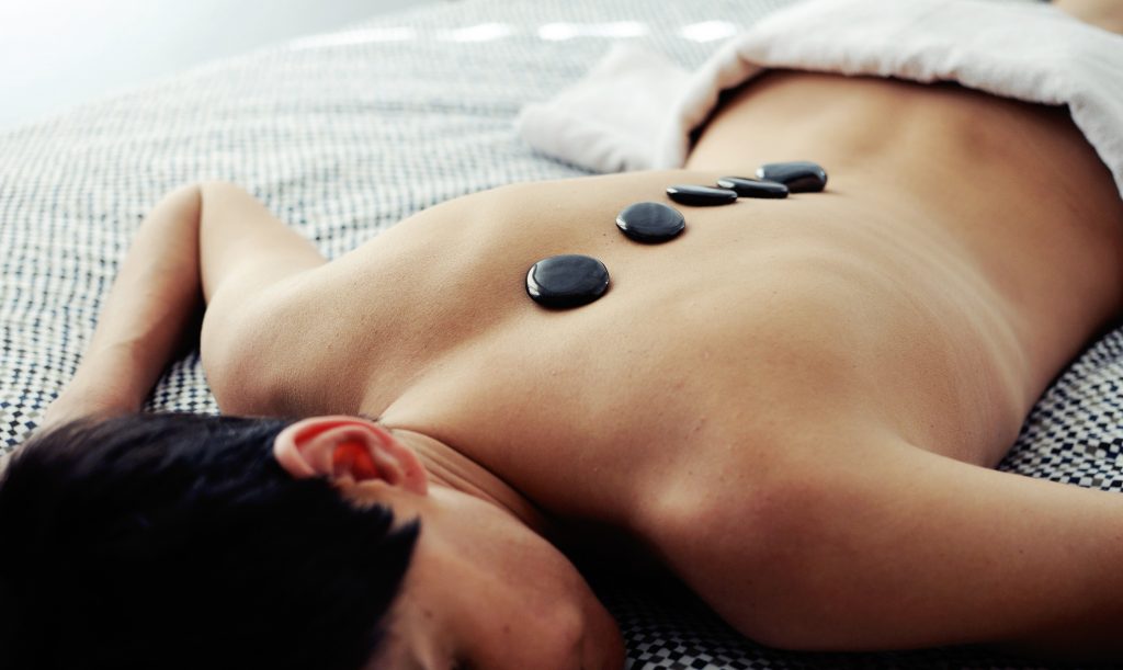 Massage aux pierres chaudes