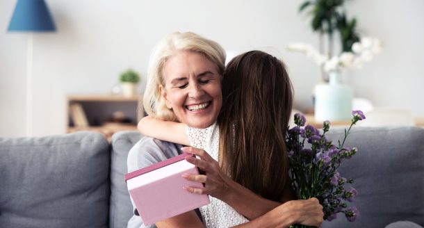 Des idées cadeaux qui vont ravir votre mamie. Découvrez notre sélection de cadeaux !