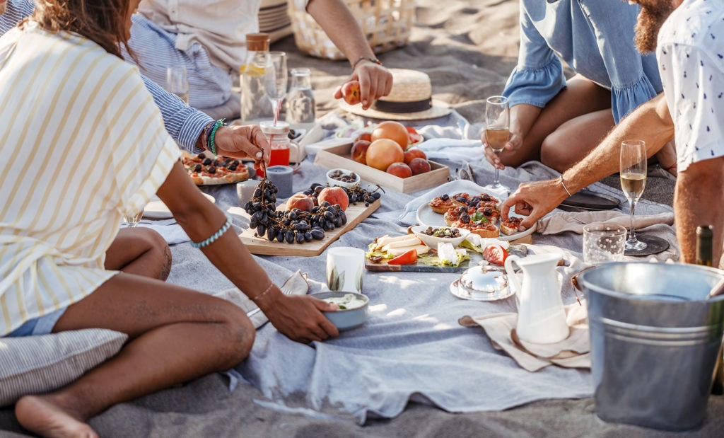Pique nique d anniversaire sur la plage